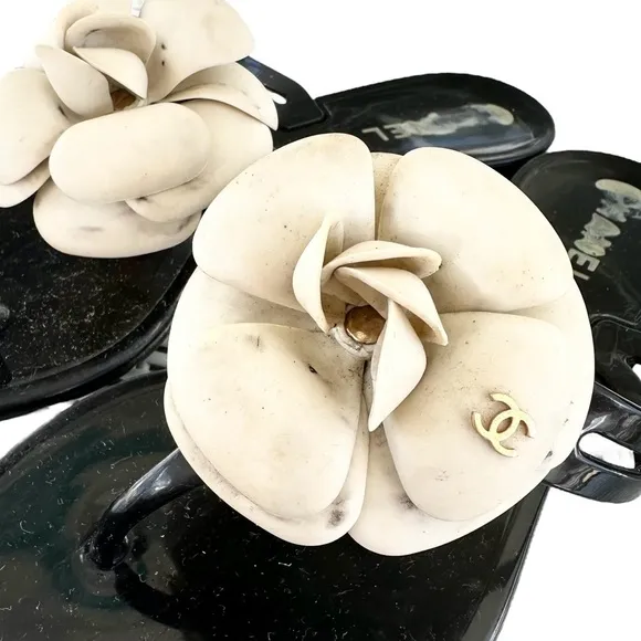 Authentic CHANEL White &amp; Black Camellia Flower Timeless Women’s Sandals 35 US 5
