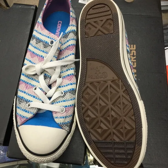 Authentic Converse By Chuck Taylor LowTop sneakers