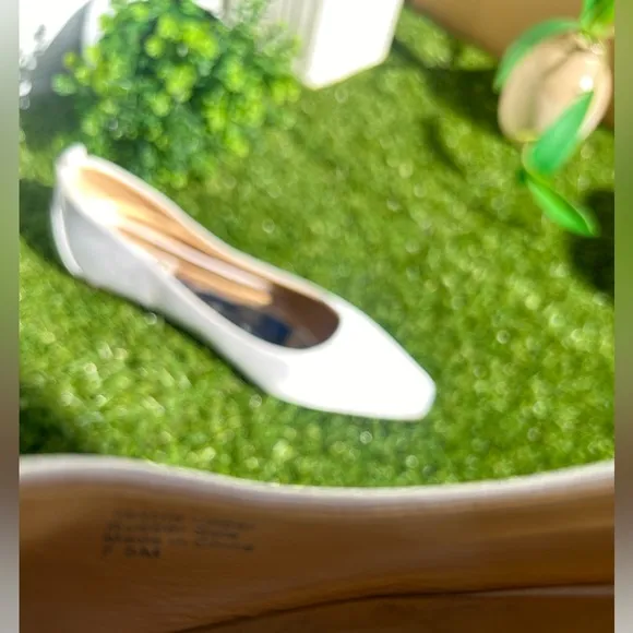 Badgley mischka London Pearl Ankle StrapFlats COLOR: SOFT WHITE$198 NEW