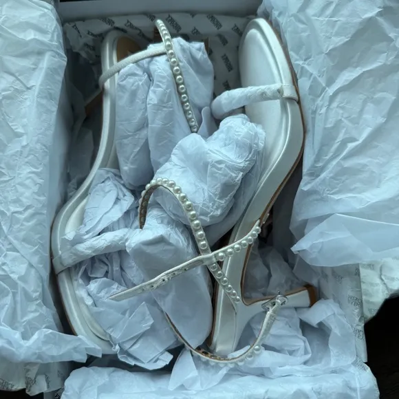 Badgley Mischka satin white heels