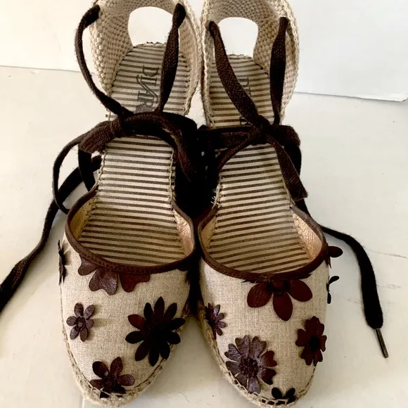 Beige linen espadrille wedges with brown leather flowers &amp; brown tie-up laces 10