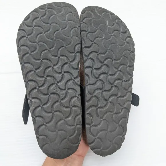 BIRKENSTOCK Gizeh black leather t-strap sandals