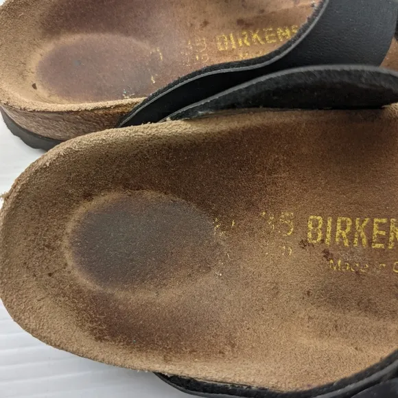 BIRKENSTOCK Gizeh black leather t-strap sandals