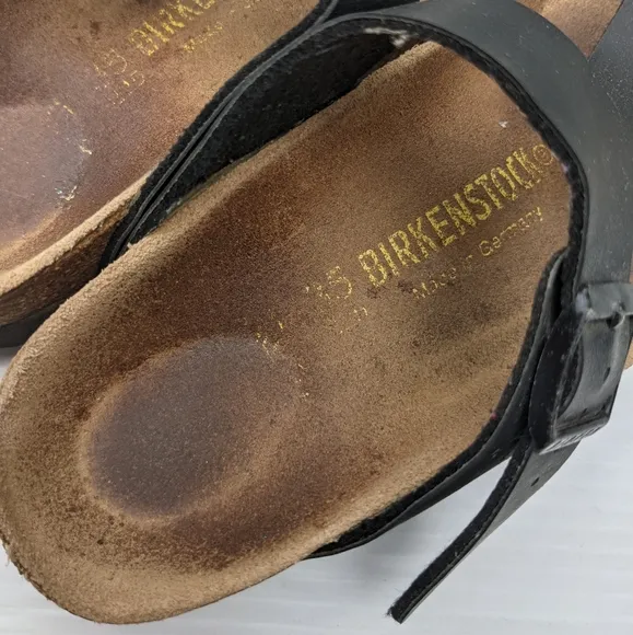 BIRKENSTOCK Gizeh black leather t-strap sandals