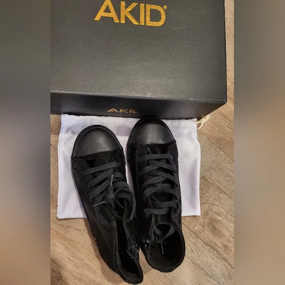 Black Minimalist Low-Top Sneakers