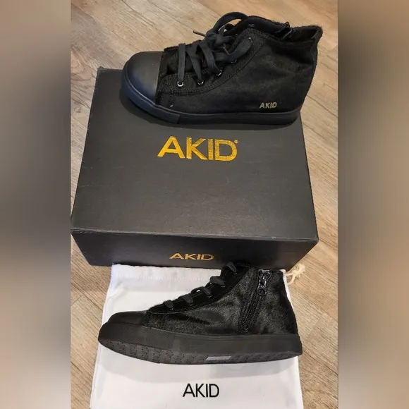 Black Minimalist Low-Top Sneakers