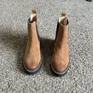 BODEN CHUNKY CHELSEA BOOTS Size 38 US 7 Brown Suede Leather Lug Sole NEW