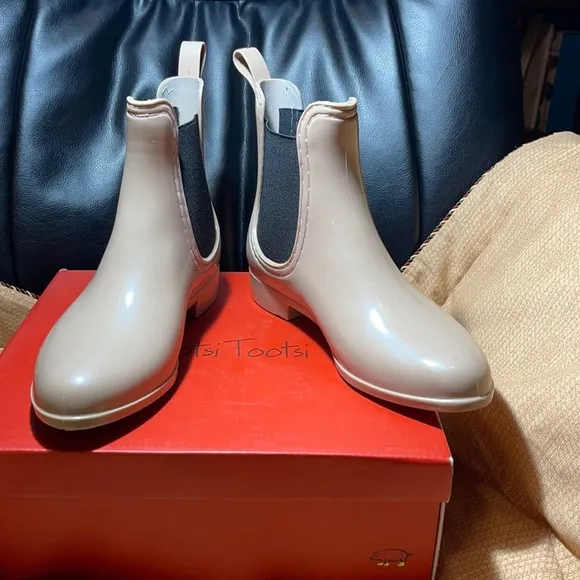 Bootsi Tootsi Women's Chelsea Rain Boot Size 6