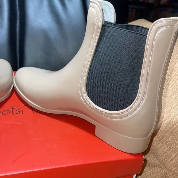 Bootsi Tootsi Women's Chelsea Rain Boot Size 6