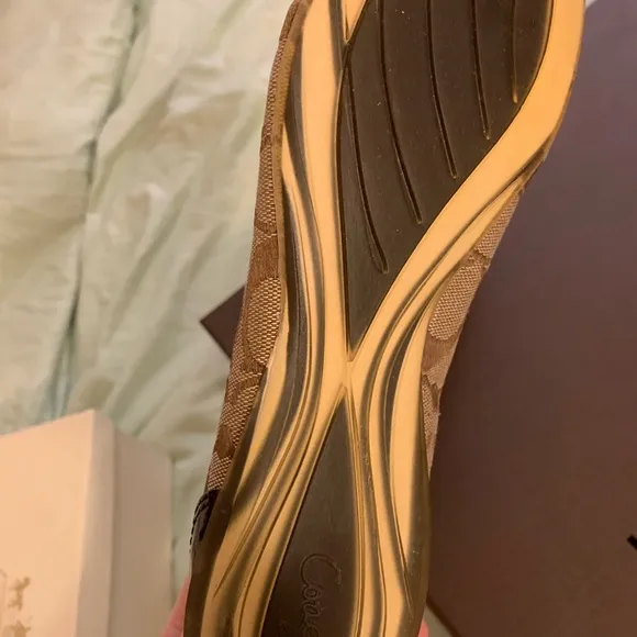 Brand new Authentic ballet flats Coach at brand new condition in the box, must !