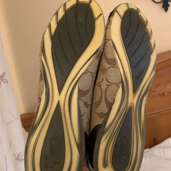 Brand new Authentic ballet flats Coach at brand new condition in the box, must !