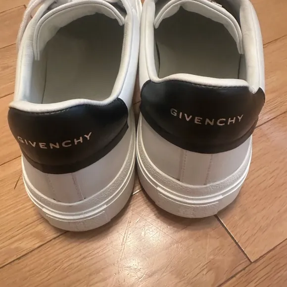 Brand new  💯 authenticGivenchy City Court Low-Top Sneakers. Size 42 new