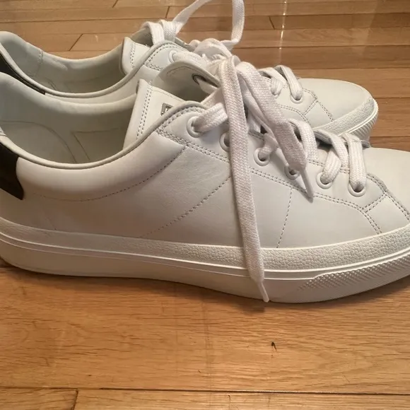 Brand new  💯 authenticGivenchy City Court Low-Top Sneakers. Size 42 new