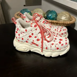 Buffalo London Strawberry Chunky Platform Sneakers Size 7.5