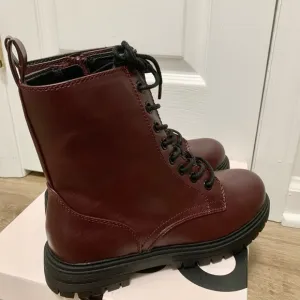 Burgundy Reindeer Combat Boots Lace Up Lug Sole - 7.5 - NEW