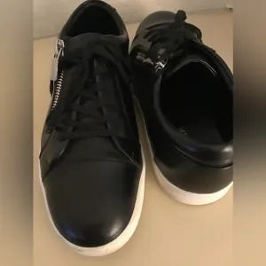 Calvin Klein mens black leather sneakers US 9.5