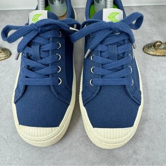 Cariuma OCA Canvas Low Top Womens 7 Shadow Blue Skate Shoes Sneakers