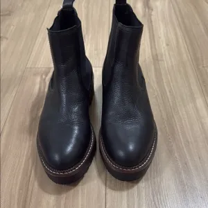 Caslon Miller Water Resistant Chelsea Boot  SIZE 7.5