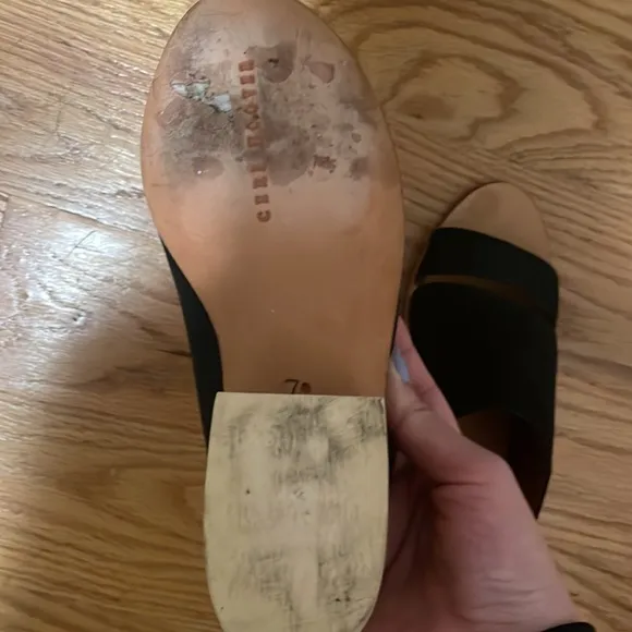 Ceri Hoover | black leather slip on sandals size 7