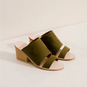 Ceri Hoover | black leather slip on sandals size 7