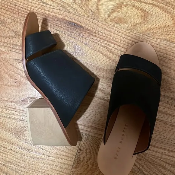 Ceri Hoover | black leather slip on sandals size 7