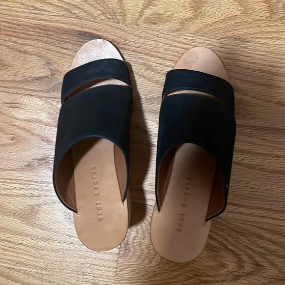 Ceri Hoover | black leather slip on sandals size 7