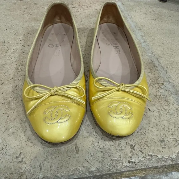 CHANEL CC Logo Yellow Patent Leather Ballet Flats Women's Size 36 US Size 6