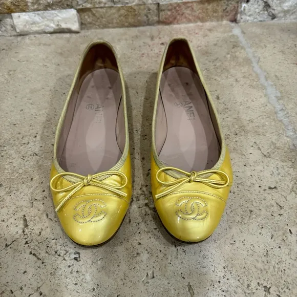 CHANEL CC Logo Yellow Patent Leather Ballet Flats Women's Size 36 US Size 6