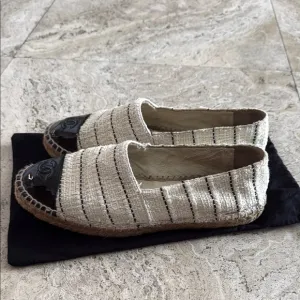 Chanel Off White/Black Tweed and Patent Leather CC Cap Toe Espadrille Flats 38