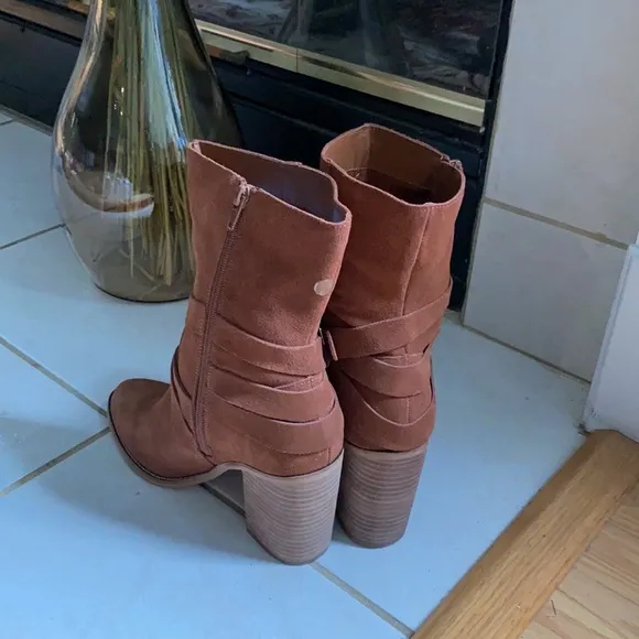Chelse and Violet Vicki leather boots.