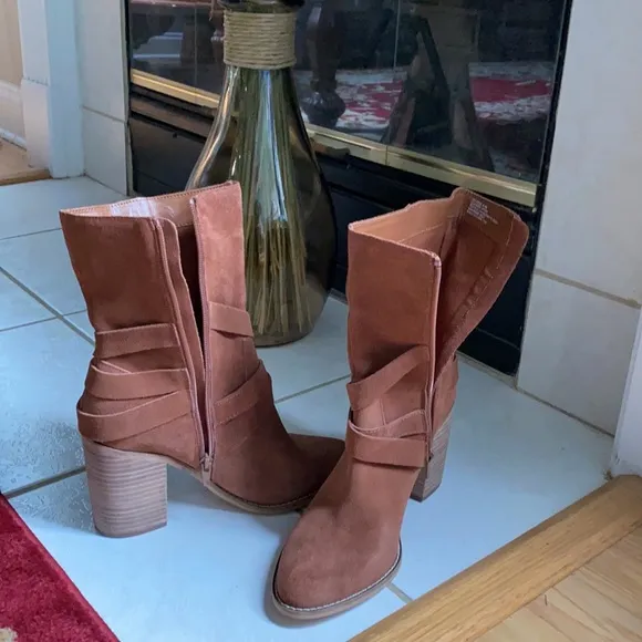 Chelse and Violet Vicki leather boots.