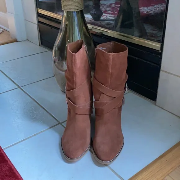 Chelse and Violet Vicki leather boots.