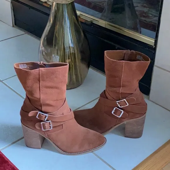 Chelse and Violet Vicki leather boots.