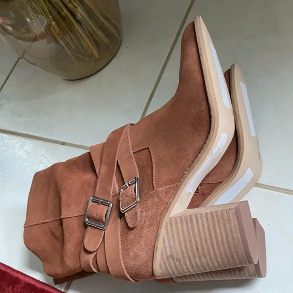 Chelse and Violet Vicki leather boots.