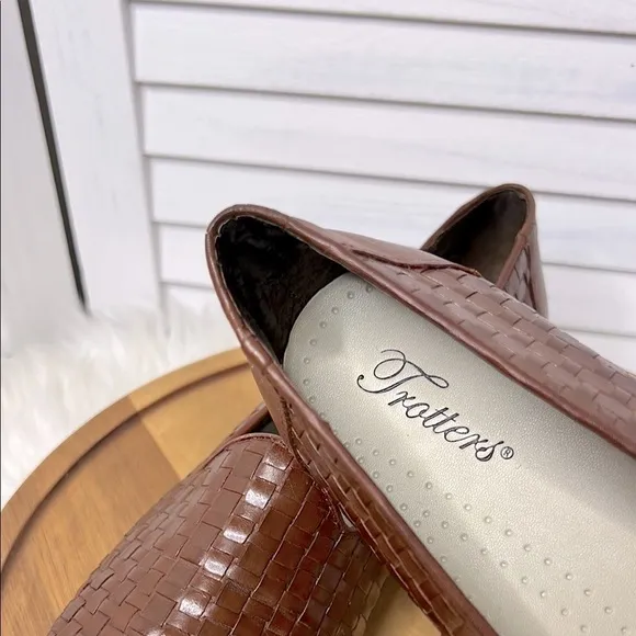 Chic Brown Leather Woven Loafers TROTTERS Liz III Slip-On Retro Preppy Casual