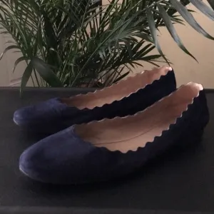 CHLOÉ Lauren Suede Scalloped Ballerina Flats
