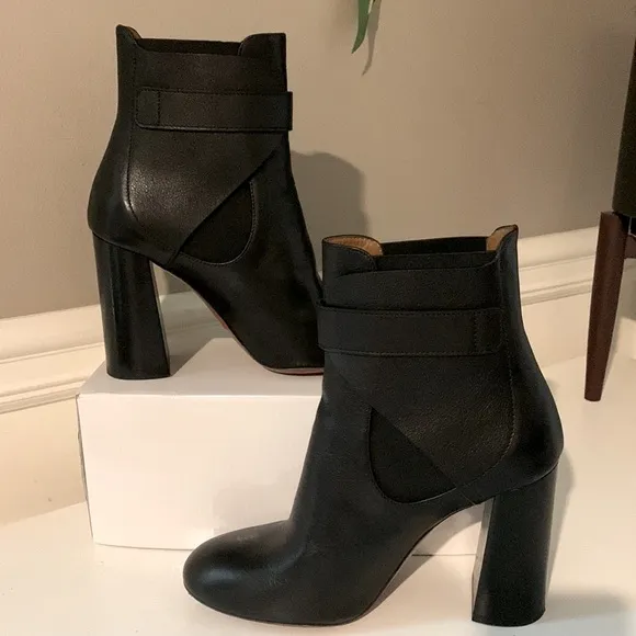 Chloé's black grained leather Millie Chelsea boots.