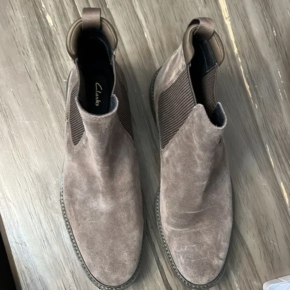CLARKS CLARKDALE HALL STONE SUEDE MENS SLIP ON CHELSEA BOOTS 9.5