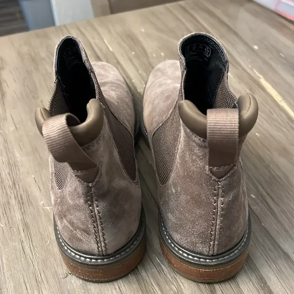 CLARKS CLARKDALE HALL STONE SUEDE MENS SLIP ON CHELSEA BOOTS 9.5