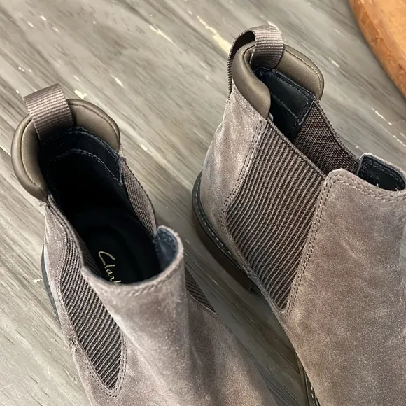 CLARKS CLARKDALE HALL STONE SUEDE MENS SLIP ON CHELSEA BOOTS 9.5