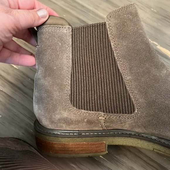 CLARKS CLARKDALE HALL STONE SUEDE MENS SLIP ON CHELSEA BOOTS 9.5