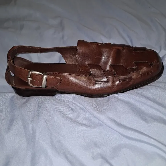 Cole Haan Resort mens leather woven loafers in a size 10M. Pre-loved