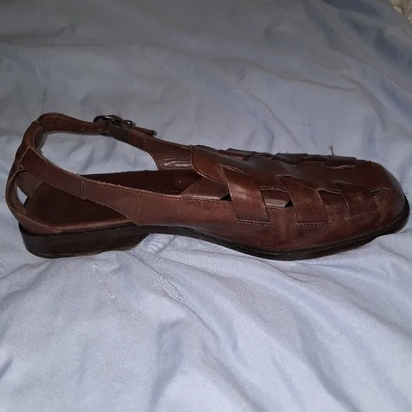 Cole Haan Resort mens leather woven loafers in a size 10M. Pre-loved
