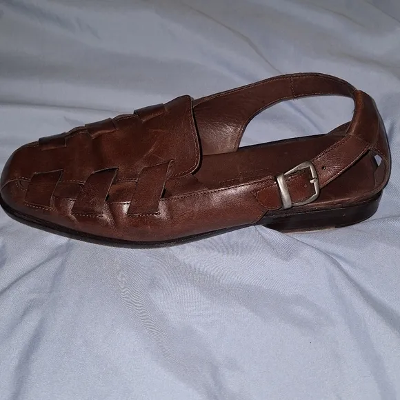 Cole Haan Resort mens leather woven loafers in a size 10M. Pre-loved