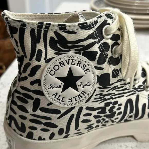 Converse Chuck Taylor All Star Lugged High Jungle Art High Top Sneakers - 9