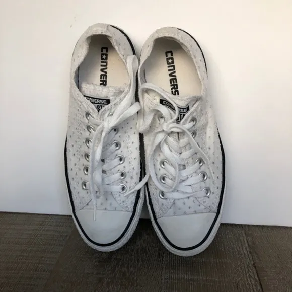 CONVERSE white low top sneakers size 7