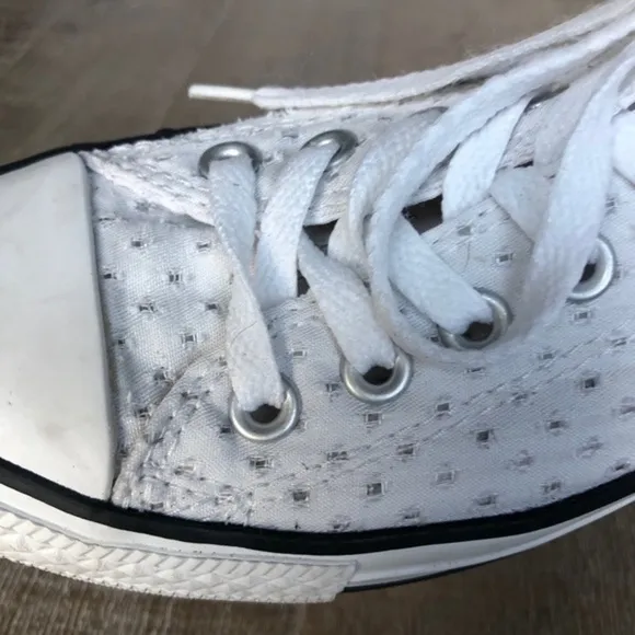 CONVERSE white low top sneakers size 7