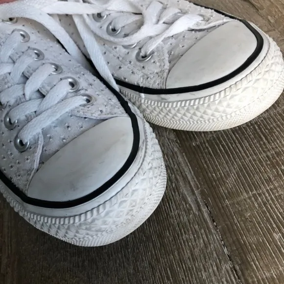 CONVERSE white low top sneakers size 7