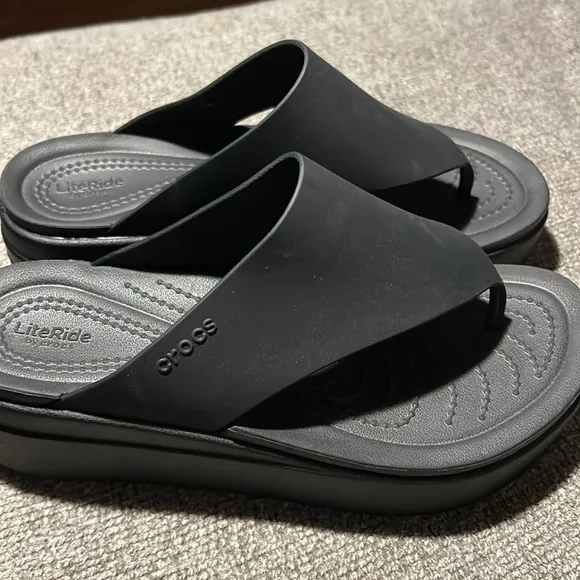CROCS Black Sandals with Thong Design and Cushioned Sole