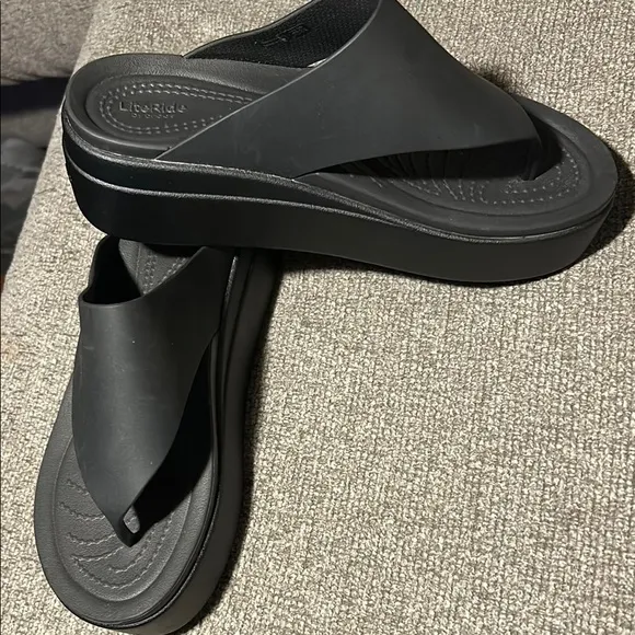 CROCS Black Sandals with Thong Design and Cushioned Sole